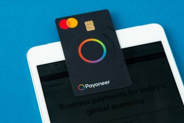 Herhangi birinin kredi kartı. Ana kart. Uluslararası küresel ödeme sistemi. Ukrayna, Kyiv - 4 Şubat 2024.