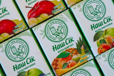 Nash Shik 'in tetra paketinde çocuk suyu. Odesa bebek maması fabrikası logosu. Bir kutuda pipetle iç. Ukrayna, Kyiv - 16 Ocak 2024.