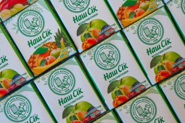 Nash Shik 'in tetra paketinde çocuk suyu. Odesa bebek maması fabrikası logosu. Bir kutuda pipetle iç. Ukrayna, Kyiv - 16 Ocak 2024.