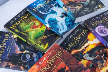 Yazar JK Rowling 'in Harry Potter hakkındaki bir yığın kitabı. Tahsilat defteri. Ukrayna, Kyiv - 26 Ocak 2024