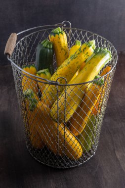 Sarı yeşil leopar benekli kabak. Sebzeler masada. sebze iliği hasadı. Yemek arkaplanı. Taze kabak, kesilmiş yaz kabağı. Kabak topladım. Mutfakta hayat devam ediyor.