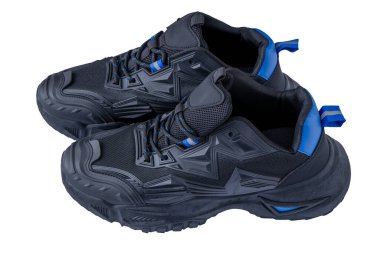 Kalın lastik tabanlı siyah spor ayakkabılar. Spor ayakkabıları. Modern ayakkabılar beyaz arkaplanda izole edilmiş.