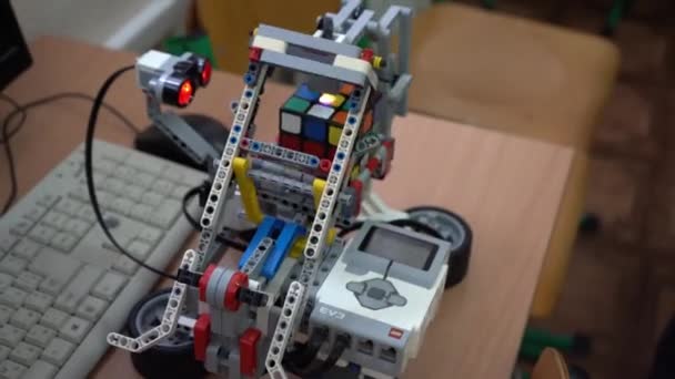 Řemeslo Pro Hodiny Robotiky Robot Vyrobený Lego Setu Motor Řeší — Stock video
