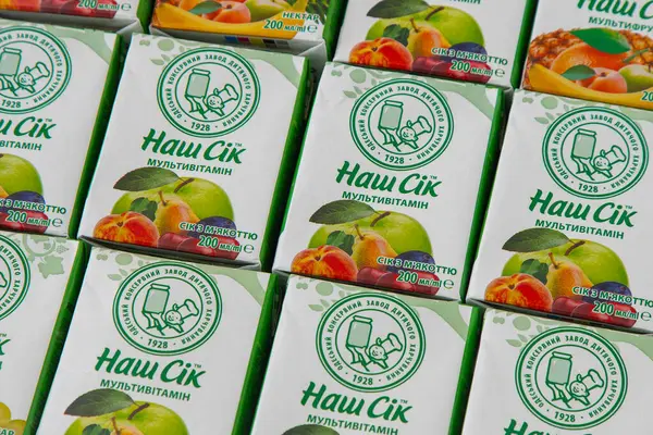 Nash Shik 'in tetra paketinde çocuk suyu. Odesa bebek maması fabrikası logosu. Bir kutuda pipetle iç. Ukrayna, Kyiv - 16 Ocak 2024.