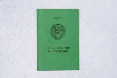 SSCB 'de 1980 yılındaki eski doğum belgesi. Belge formu yeşil