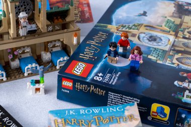 JK Rowling 'in Harry Potter kitaplarından uyarlanan LEGO Constructor box. Kale ve minimen. Çocuklar ve hayranlar için oyun hazır. Minyatür adam. Ukrayna, Kyiv - 17 Ocak 2024