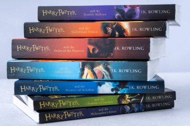Yazar JK Rowling 'in Harry Potter hakkındaki bir yığın kitabı. Tahsilat defteri. Ukrayna, Kyiv - 26 Ocak 2024