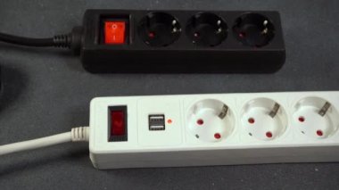 Elektrik prizi uzatma kablosu. Telefonları şarj etmek için USB bağlantısı olan beyaz kablo. Elektrikli alet. Uzatma kablosu.
