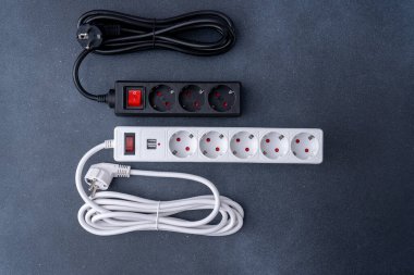Elektrik prizi uzatma kablosu. Telefonları şarj etmek için USB bağlantısı olan beyaz kablo. Elektrikli alet. Uzatma kablosu.