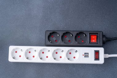 Elektrik prizi uzatma kablosu. Telefonları şarj etmek için USB bağlantısı olan beyaz kablo. Elektrikli alet. Uzatma kablosu. Boşluğu kopyala,