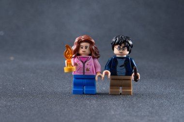 Lego Harry Potter ve Hermione minyatürleri. Tuğla ve plastik parçalardan yapılmış çocuk tasarım oyuncakları. Ukrayna, Kyiv - 17 Ocak 2024.