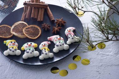 Noel şekerlemeleri. Kış şekeri. Aralık ayında tatlı yemek. Kardan adam ve Noel Baba