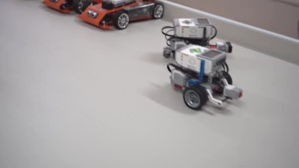 Alus Robotiikan Tunnille Robottiauto Valmistettu Lego Rakennussarjat Moottorit Yksinkertaisten Lelumallien — kuvapankkivideo