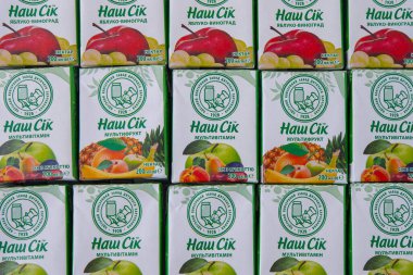 Nash Shik 'in tetra paketinde çocuk suyu. Odesa bebek maması fabrikası logosu. Bir kutuda pipetle iç. Ukrayna, Kyiv - 16 Ocak 2024.