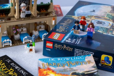 JK Rowling 'in Harry Potter kitaplarından uyarlanan LEGO Constructor box. Kale ve minimen. Çocuklar ve hayranlar için oyun hazır. Minyatür adam. Ukrayna, Kyiv - 17 Ocak 2024