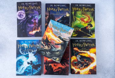 Yazar JK Rowling 'in Harry Potter hakkındaki bir yığın kitabı. Tahsilat defteri. Ukrayna, Kyiv - 26 Ocak 2024