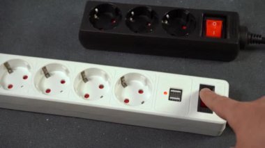 Elektrik prizi uzatma kablosu. Telefonları şarj etmek için USB bağlantısı olan beyaz kablo. Elektrikli alet. Uzatma kablosu.