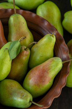 Paris armut çeşitleri. Meyveler masada. Sonbahar hasadı. Üst görünüm armutu. Yeşil sarı kırmızı armut. Vitamin vejetaryen yemekleri..