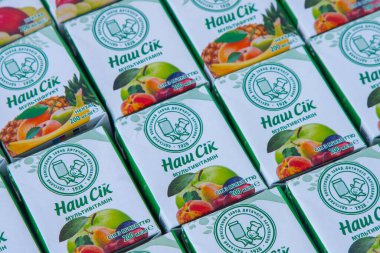 Nash Shik 'in tetra paketinde çocuk suyu. Odesa bebek maması fabrikası logosu. Bir kutuda pipetle iç. Ukrayna, Kyiv - 16 Ocak 2024.