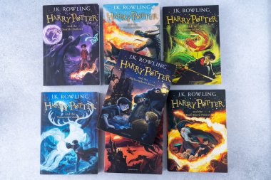 Yazar JK Rowling 'in Harry Potter hakkındaki bir yığın kitabı. Tahsilat defteri. Ukrayna, Kyiv - 26 Ocak 2024