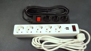 Elektrik prizi uzatma kablosu. Telefonları şarj etmek için USB bağlantısı olan beyaz kablo. Elektrikli alet. Uzatma kablosu.
