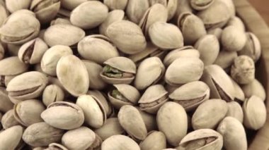 Ahşap bir kasede fıstıklar. Ahşap arka plan. Sağlıklı yemek.