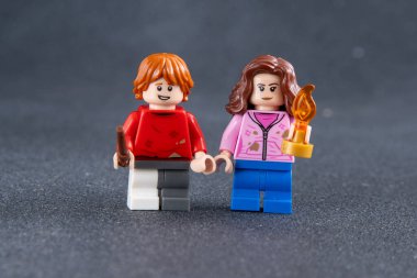 Ron ve Hermione. Lego Harry Potter figürleri. Tuğla ve plastik parçalardan yapılmış çocuk tasarım oyuncakları. Ukrayna, Kyiv - 17 Ocak 2024.