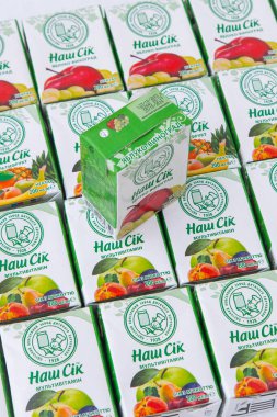 Sadochok tetra paketinde çocuk suyu. Odesa bebek maması fabrikası logosu. Bir kutuda pipetle iç. Ukrayna, Kyiv - 16 Ocak 2024.