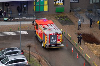 Yangın söndürme çağrısında bulunan itfaiye aracı. Ukrayna, Kyiv - 18 Mart 2024.