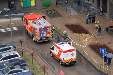 Gaz ve duman koruma servisinin özel bir aracı. Yangın söndürme çağrısında bulunan itfaiye aracı. Ukrayna, Kyiv - 18 Mart 2024.