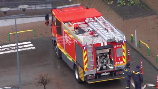 Camion Dei Pompieri Una Chiamata Emergenza Spegnere Incendio Ucraina Kiev — Video Stock