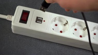 Elektrik prizi uzatma kablosu. Telefonları şarj etmek için USB bağlantısı olan beyaz kablo. Elektrikli alet. Uzatma kablosu.