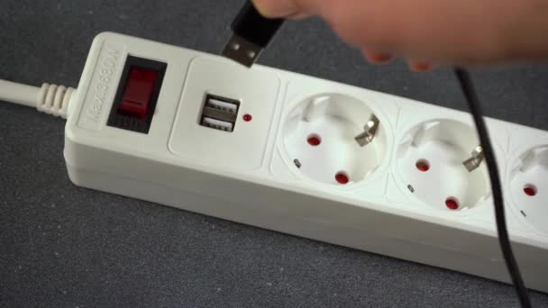 Stopcontact Verlengsnoer Witte Kabel Met Usb Connector Voor Het Opladen — Stockvideo