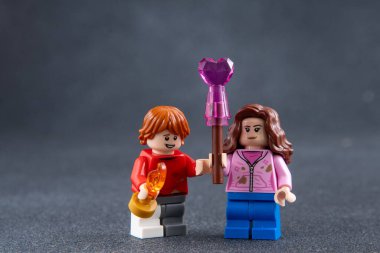 Ron ve Hermione. Lego Harry Potter figürleri. Tuğla ve plastik parçalardan yapılmış çocuk tasarım oyuncakları. Ukrayna, Kyiv - 17 Ocak 2024.