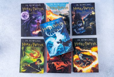 Yazar JK Rowling 'in Harry Potter hakkındaki bir yığın kitabı. Tahsilat defteri. Ukrayna, Kyiv - 26 Ocak 2024