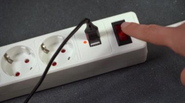 Elektrik prizi uzatma kablosu. Telefonları şarj etmek için USB bağlantısı olan beyaz kablo. Elektrikli alet. Uzatma kablosu.
