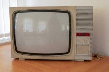 Beyaz arka planda izole edilmiş eski televizyon. Klasik televizyon.