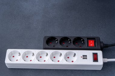 Elektrik prizi uzatma kablosu. Telefonları şarj etmek için USB bağlantısı olan beyaz kablo. Elektrikli alet. Uzatma kablosu. Boşluğu kopyala,