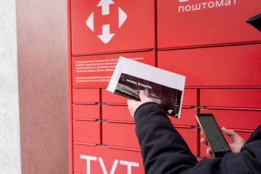 NOVA POSHTA paket terminalinden posta alınıyor. Habersiz gönderme ve gönderme. Ukrayna, Kyiv - 23 Mart 2024