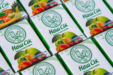 Nash Shik 'in tetra paketinde çocuk suyu. Odesa bebek maması fabrikası logosu. Bir kutuda pipetle iç. Ukrayna, Kyiv - 16 Ocak 2024.