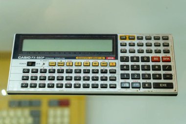 Eski Casio FX-880 P hesap makinesi. Kişisel bilgisayar. Bilimsel kütüphane. Ukrayna, Kyiv - 27 Mart 2024