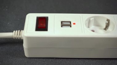 Elektrik prizi uzatma kablosu. Telefonları şarj etmek için USB bağlantısı olan beyaz kablo. Elektrikli alet. Uzatma kablosu.