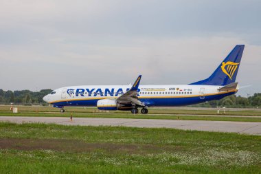 Yolcu uçağı RYANAIR Havayolları. Havaalanı önlüğü. Uçak Boeing 737-8AS piste çıkıyor. SP-RKE uçağı geliyor. Aero nakliyesi. Ukrayna, Kyiv - 1 Eylül 2021.