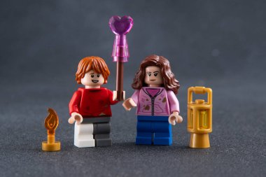 Ron ve Hermione. Lego Harry Potter figürleri. Tuğla ve plastik parçalardan yapılmış çocuk tasarım oyuncakları. Ukrayna, Kyiv - 17 Ocak 2024.