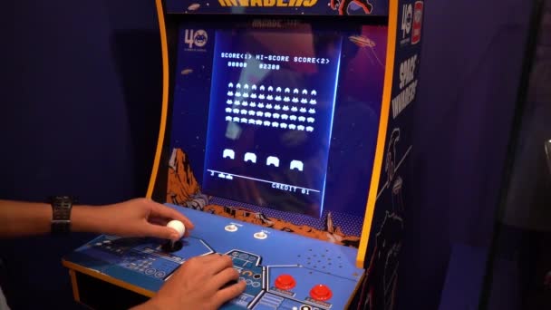 Космічні Загарбники Тайто Ігровий Автомат Проста Космічна Аркада Розрядній Ретро — стокове відео