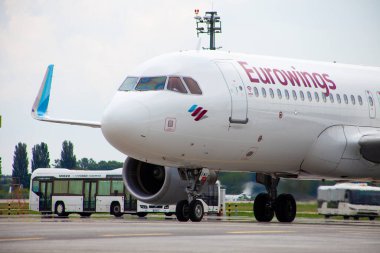 Alman havayolu Eurowings 'in yolcu uçağı. Avrupa 'da ucuz maliyet. Havaalanı önlüğü. Alman uçağı. Aircraft Airbus A320-214 D-AEWU uçak pisti. Ukrayna, Kyiv - 1 Eylül 2021.