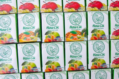 Nash Shik 'in tetra paketinde çocuk suyu. Odesa bebek maması fabrikası logosu. Bir kutuda pipetle iç. Ukrayna, Kyiv - 16 Ocak 2024.