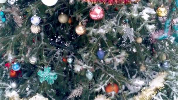 Kerstboom Versierd Met Speelgoed Ballen Straat Het Sneeuwt Waait Een — Stockvideo