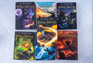 Yazar JK Rowling 'in Harry Potter hakkındaki bir yığın kitabı. Tahsilat defteri. Ukrayna, Kyiv - 26 Ocak 2024