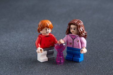 Ron ve Hermione. Lego Harry Potter figürleri. Tuğla ve plastik parçalardan yapılmış çocuk tasarım oyuncakları. Ukrayna, Kyiv - 17 Ocak 2024.